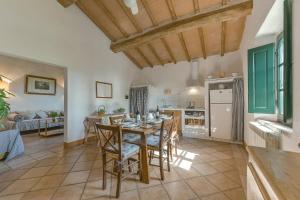 eine Küche und ein Esszimmer mit einem Tisch und Stühlen in der Unterkunft Agriturismo Zuccherini in Buriano