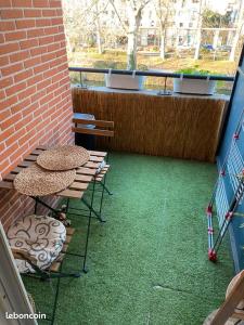 balcón con mesa y sillas en el patio en T2 Pont Jumeaux, en Toulouse