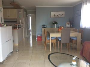- une cuisine et une salle à manger avec une table et des chaises dans l'établissement Mon appartement de vacances, à Valras-Plage