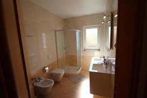 een badkamer met een douche, een toilet en een wastafel bij Four bedroom Beach House Amaya Medulin in Medulin