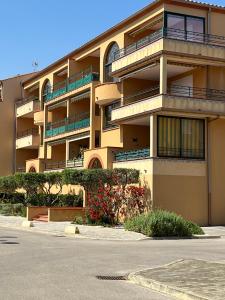 - un bâtiment avec balcon sur le côté d'une rue dans l'établissement Mon appartement de vacances, à Valras-Plage