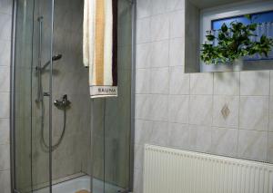 a bathroom with a shower with a slow sign on it at Ferienwohnung Jakobsweg in Dietrichingen