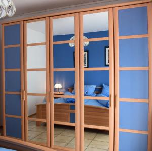 a bedroom with a large wooden closet at Ferienwohnung Jakobsweg in Dietrichingen