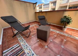 - une terrasse avec 2 chaises et une table dans l'établissement Mon appartement de vacances, à Valras-Plage