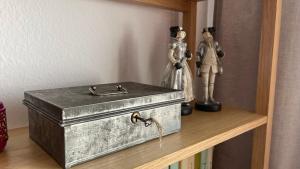 a metal box sitting on a shelf next to a mannequin at Ferienwohnung Weitsicht in Hüttenrode