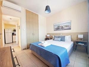 ein Schlafzimmer mit einem großen Bett mit einer blauen Decke in der Unterkunft Lovely Ap in the Center of Kato Paphos in Paphos City