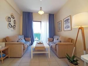 ein Wohnzimmer mit 2 Sofas und einem Tisch in der Unterkunft Lovely Ap in the Center of Kato Paphos in Paphos City