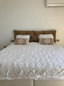 Ένα ή περισσότερα κρεβάτια σε δωμάτιο στο Stunning views to sea from Modern Villa El Mirador near Sitges