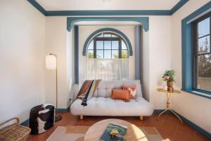 Χώρος καθιστικού στο Cavalo - Explore Wine Country from this Art-filled Family Stay