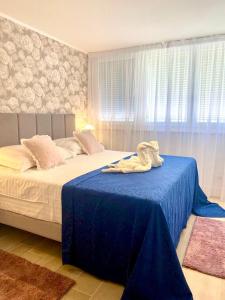um quarto com uma cama com um cobertor azul em LUNGOMARE em Split