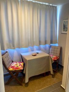 um quarto com uma mesa e duas cadeiras e uma janela em LUNGOMARE em Split