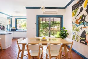 Η κουζίνα ή μικρή κουζίνα στο Cavalo - Explore Wine Country from this Art-filled Family Stay