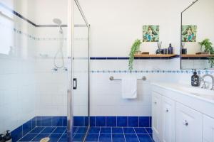 Ένα μπάνιο στο Cavalo - Explore Wine Country from this Art-filled Family Stay