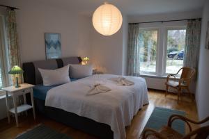 a bedroom with a bed with towels on it at Ferienwohnungen an den Salzwiesen in Boltenhagen