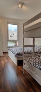een slaapkamer met 2 stapelbedden en een raam bij Apartma Valan in Bovec