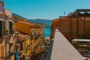 a view of a street with buildings and a lake at Taliammari in Cefalù