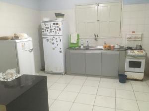 Köök või kööginurk majutusasutuses LINDA PROPRIEDADE EM GRAVATA