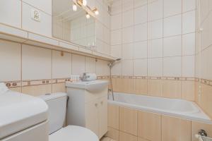 Kúpeľňa v ubytovaní Gdansk Zabianka Sztormowa Apartment with 1 Bedroom by Noclegi Renters