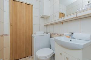Kúpeľňa v ubytovaní Gdansk Zabianka Sztormowa Apartment with 1 Bedroom by Noclegi Renters