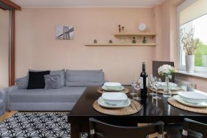 Posedenie v ubytovaní Gdansk Zabianka Sztormowa Apartment with 1 Bedroom by Noclegi Renters + 15 fotografií