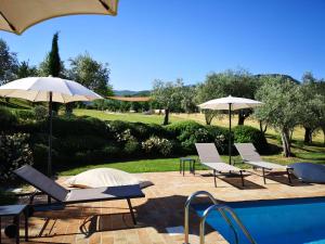 The swimming pool at or close to Relais Casale Valigi