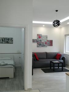 ein Wohnzimmer mit einem Sofa und einem Tisch in der Unterkunft Apartment Teodora in Belgrad