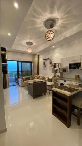 sala de estar amplia con sofá y mesa en WASAN LUXURY RESIDENCE HAWANA Salalah, en Salalah