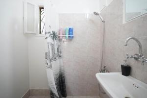 a bathroom with a shower and a sink at דירה יפה ומרווחת במרכז העיר in Eilat +36 photos
