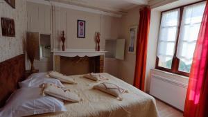 una camera da letto con un letto con cuscini di La source du Touron a Fons