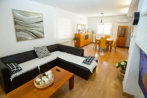sala de estar con sofá y mesa en Villa PLUMA Planet Costa Dorada - ONLY FAMILIES, en Salou