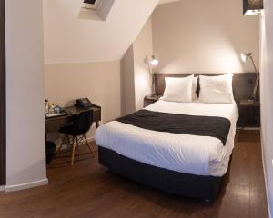 Postel nebo postele na pokoji v ubytování Résidence-Hotel Le Quinze Grand Place Brussels