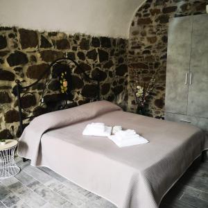 1 dormitorio con 1 cama con toallas en La Cantinetta di Sve, en Riccò del Golfo di Spezia