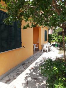 einen Innenhof eines Hauses mit einem Tisch und Stühlen in der Unterkunft House & Garden in Marina di Massa