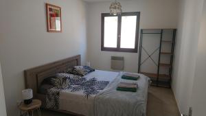een slaapkamer met een bed met zebraprint-lakens bij A Tana di a Volpe in Alzetu