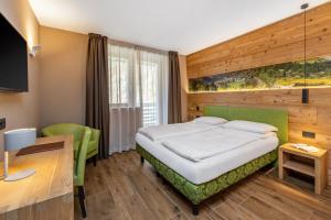 Postel nebo postele na pokoji v ubytování Hotel Vittoria - Ricarica l'anima