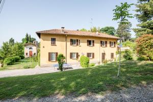 Ein Garten an der Unterkunft Bright APT surrounded by greenery with parking & Shared Pool