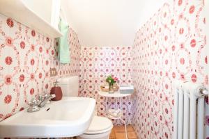 Ein Badezimmer in der Unterkunft Bright APT surrounded by greenery with parking & Shared Pool