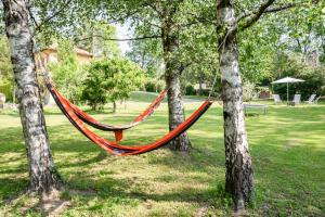Ein Garten an der Unterkunft Bright APT surrounded by greenery with parking & Shared Pool