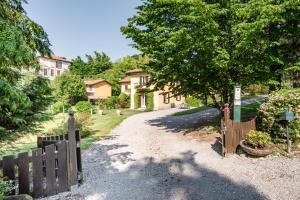 Ein Garten an der Unterkunft Bright APT surrounded by greenery with parking & Shared Pool