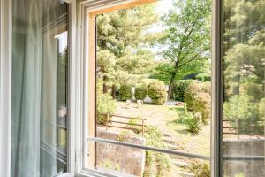 Ein Garten an der Unterkunft Bright APT surrounded by greenery with parking & Shared Pool