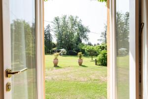 Ein Garten an der Unterkunft Bright APT surrounded by greenery with parking & Shared Pool