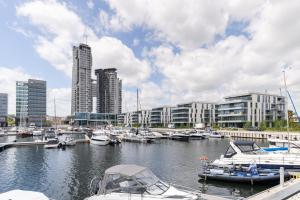 Photo de la galerie de l'établissement Lion Apartments - Gdynia Yacht Park with Sea View, à Gdynia