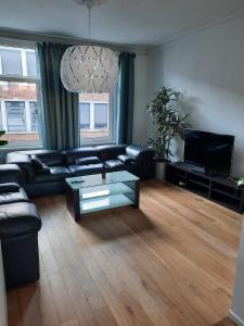 - un salon avec un canapé et une table basse dans l'établissement Sint Andries Duplex, à Anvers