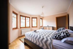 萨拉热窝Duplex Apartment for up to 12 people- Old Town的一间带窗户的房间里有一张大床的卧室 更多31张照片