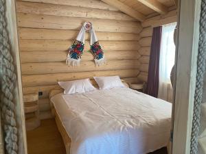 Ένα ή περισσότερα κρεβάτια σε δωμάτιο στο Cabana De Vis Pietrosul