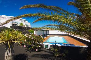 O vedere a piscinei de la sau din apropiere de Casa Villa La Vega