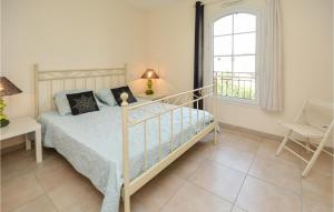エーグ・モルトにある2 Bedroom Cozy Home In Aigues-Mortesのベッドと窓のある寝室