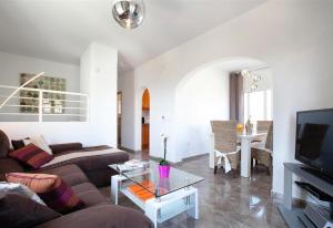 uma sala de estar com um sofá e uma mesa em Nice villa beautiful view em Pedreguer