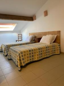 two beds sitting next to each other in a room at Auberge Coralli in Sartène