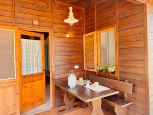 a wooden cabin with a wooden table and a window at Le Dune Villaggio in Lido Di Fondi